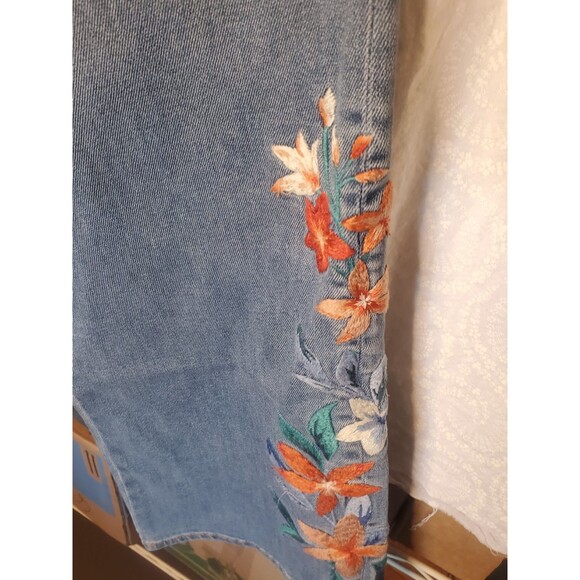 Driftwood Jeans with Floral Design Size 31 Inseam 33 - Picture 3 of 4